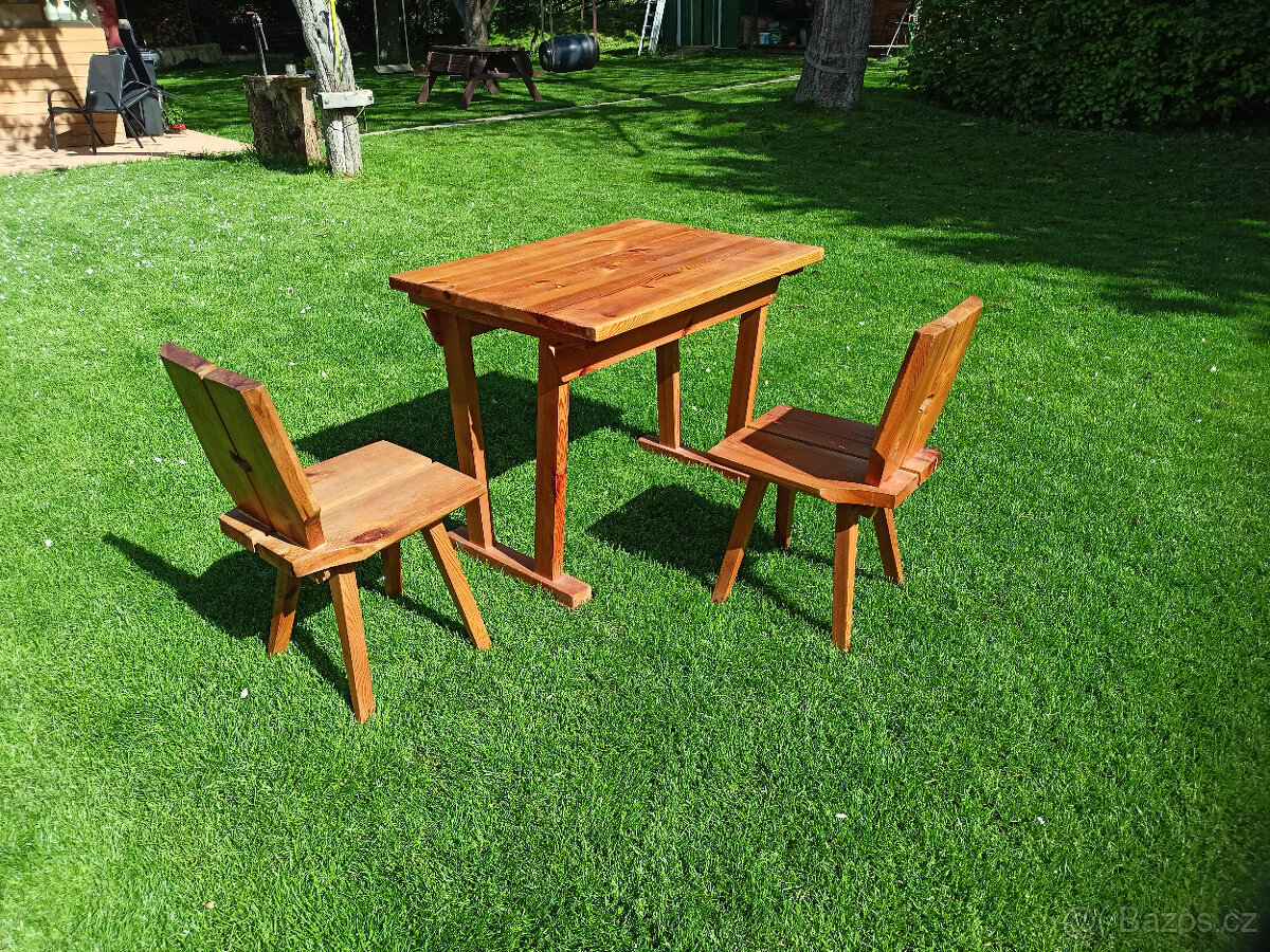 Selský, masivní stůl a dvě židle