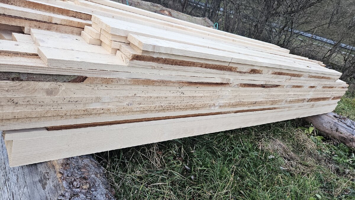 Desky 25x100, trámky a jiné smrkové řezivo