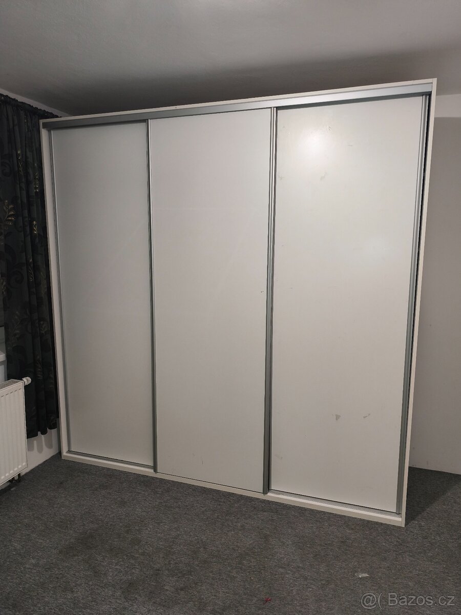 Velká šatní skříň , bílá lamino 22mm ,240x240x65