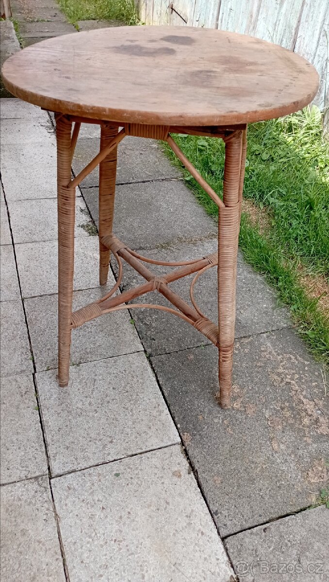Proutěný, lehký stolek, starší