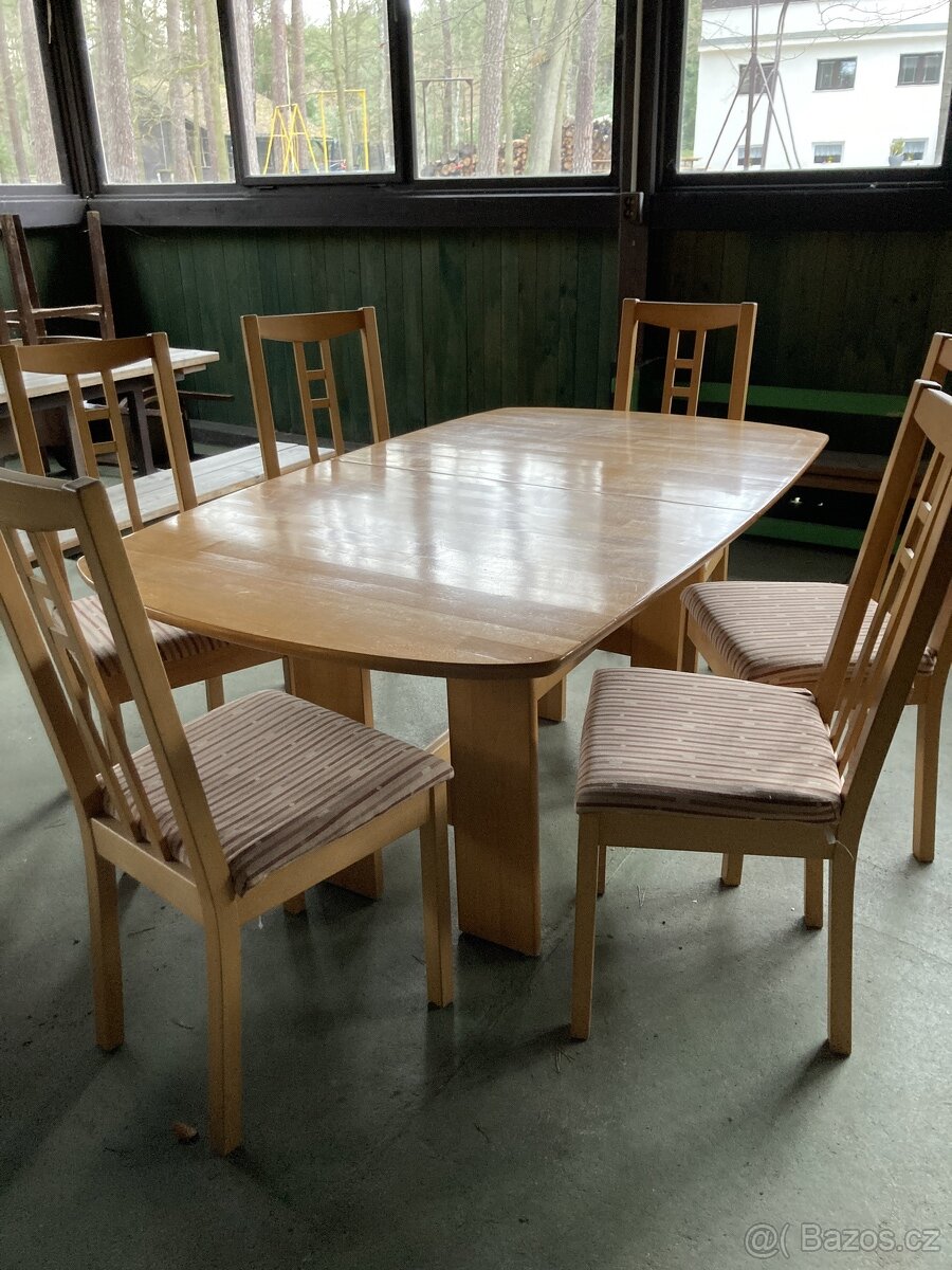 Jídelní stůl se šesti židlemi