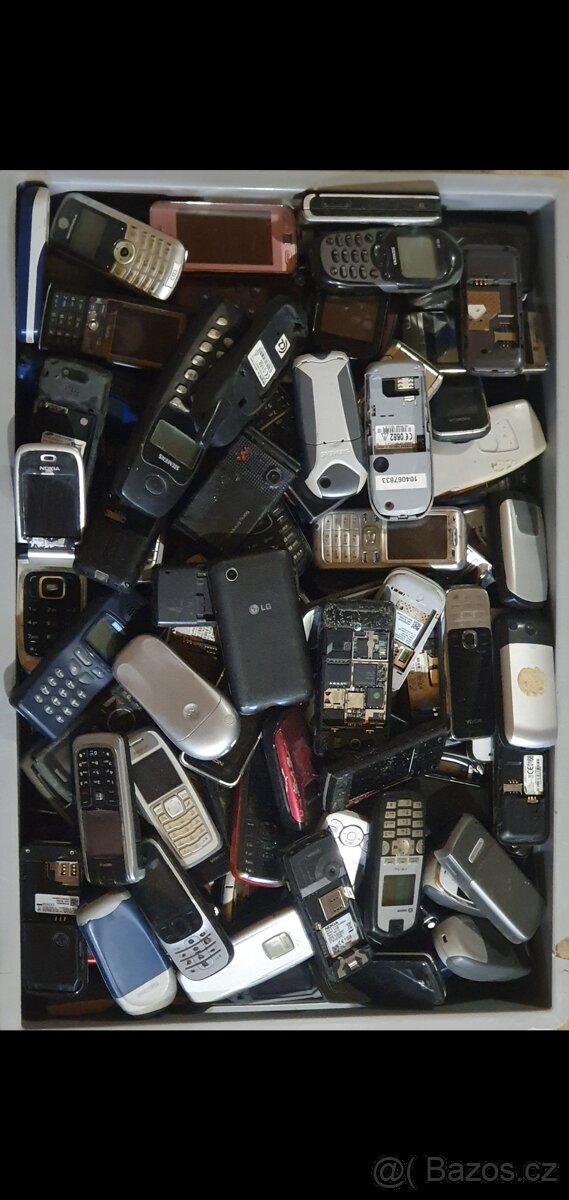 Bedna(cca 433ks) mobilních telefonů1ks 35kč