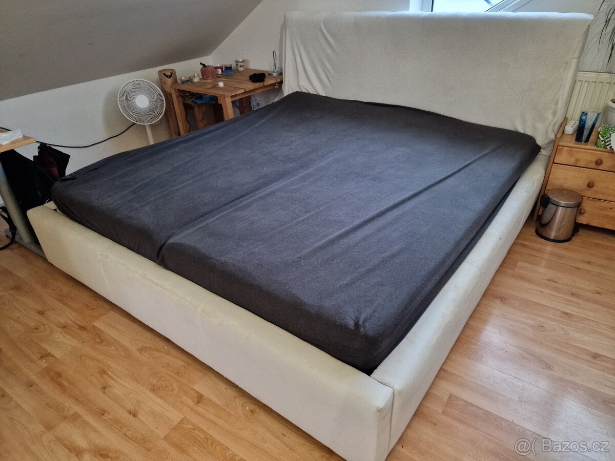 Postel 200x180 s roštami a matraci