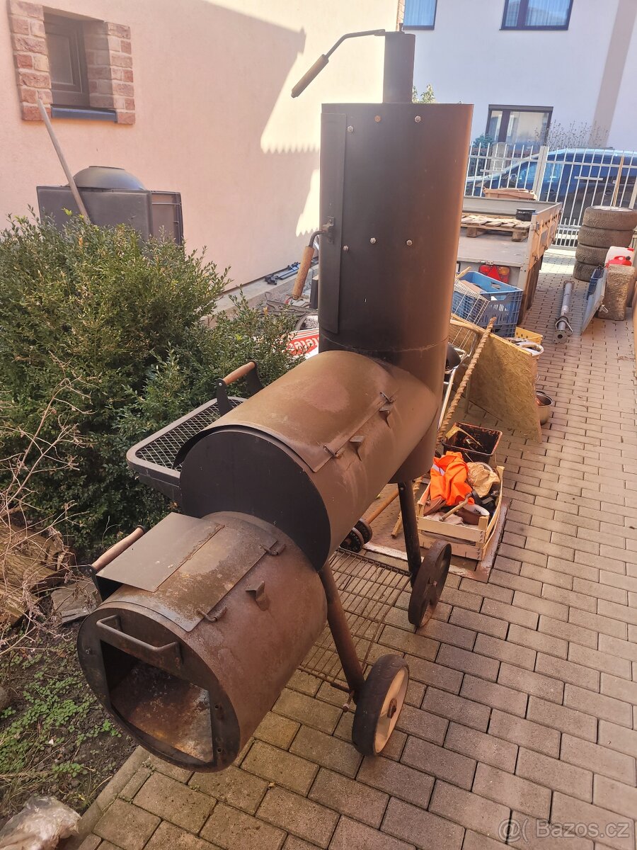 Zahradní gril s malou udírnou na douzení a ohřátí