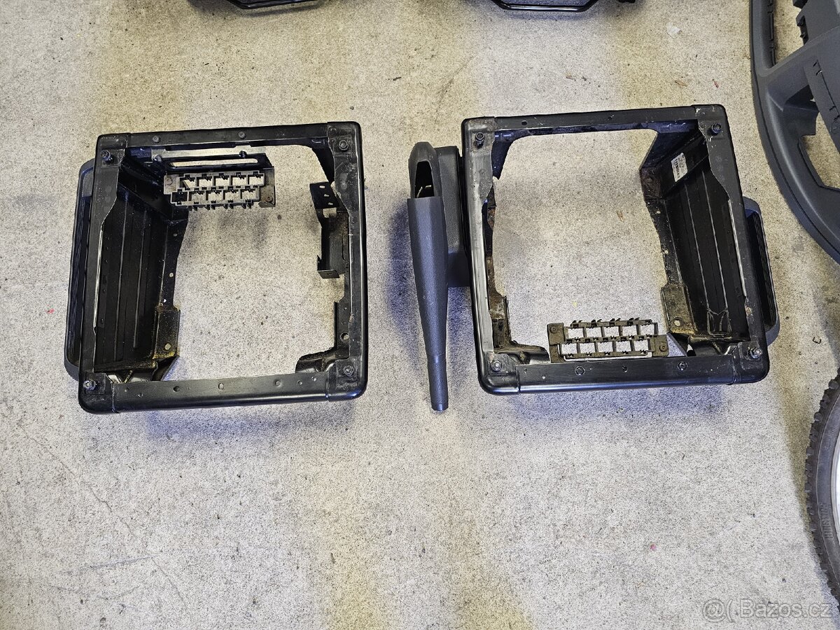 Konzole podstavec sedačky VW T5 T5.1 T6
