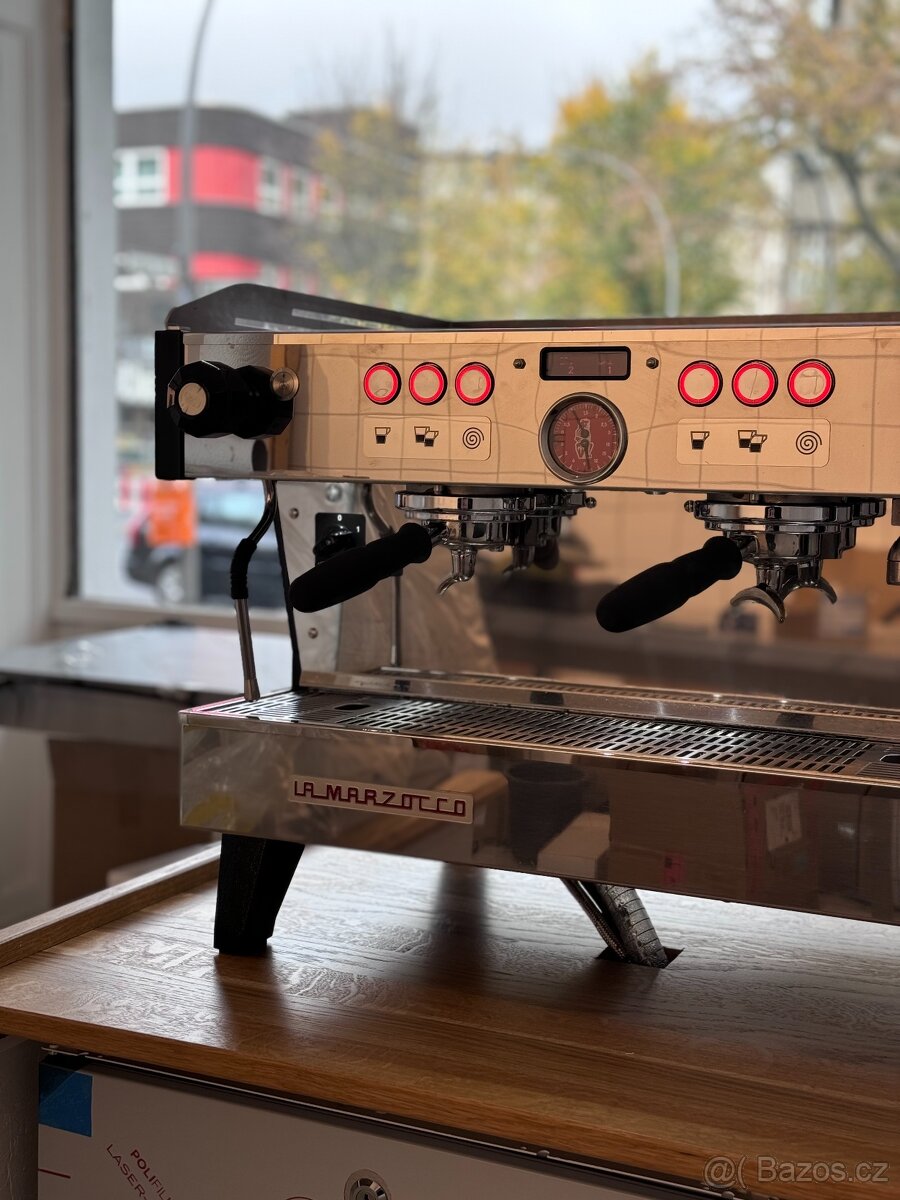 Kávovar La Marzocco Linea PB 2AV - 1 měsíc v provozu