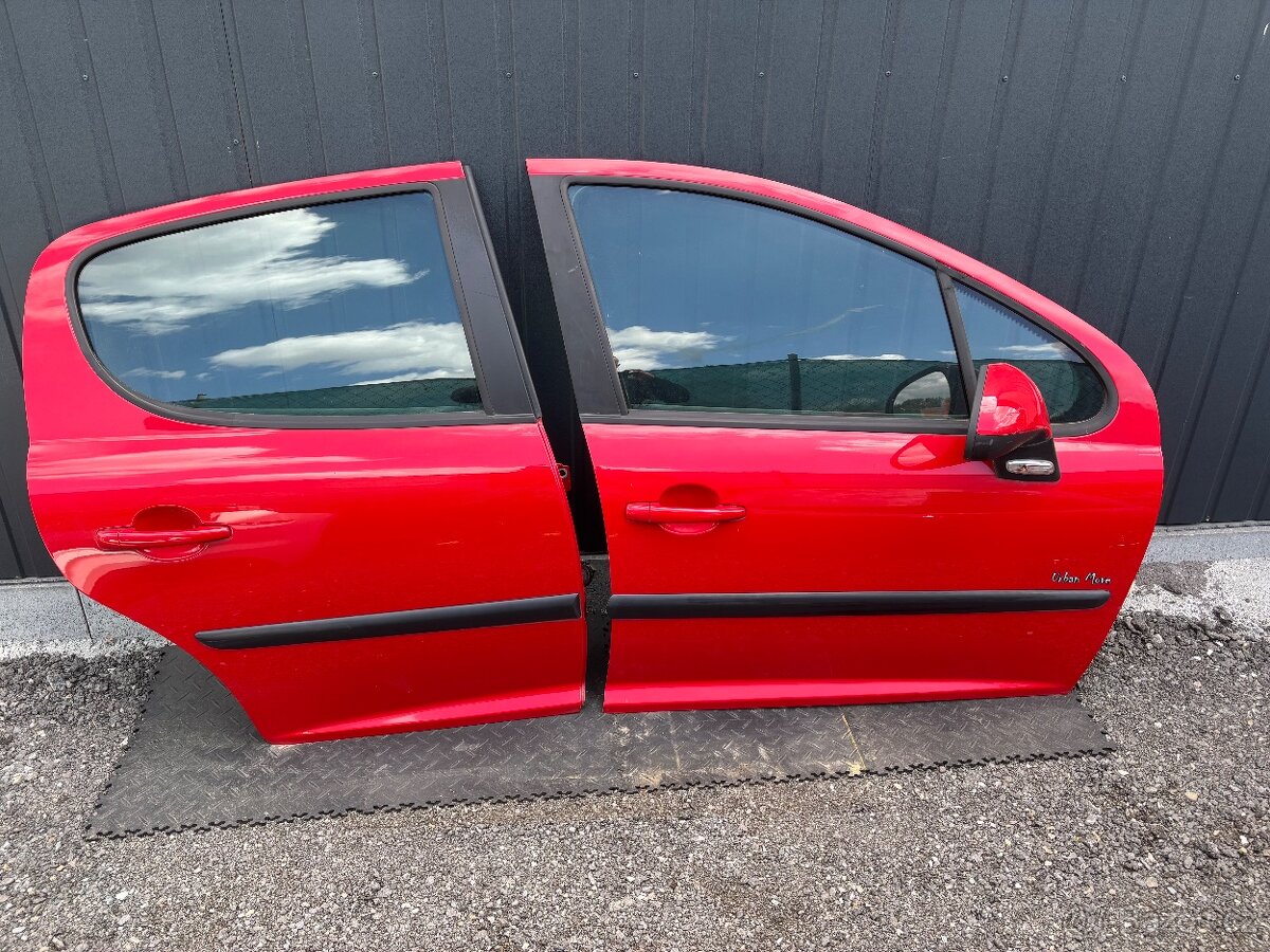 Peugeot 207 - pravé dveře kompletní
