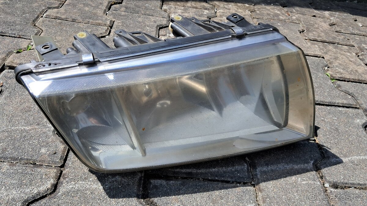 Přední světlo práve Škoda Fabia I