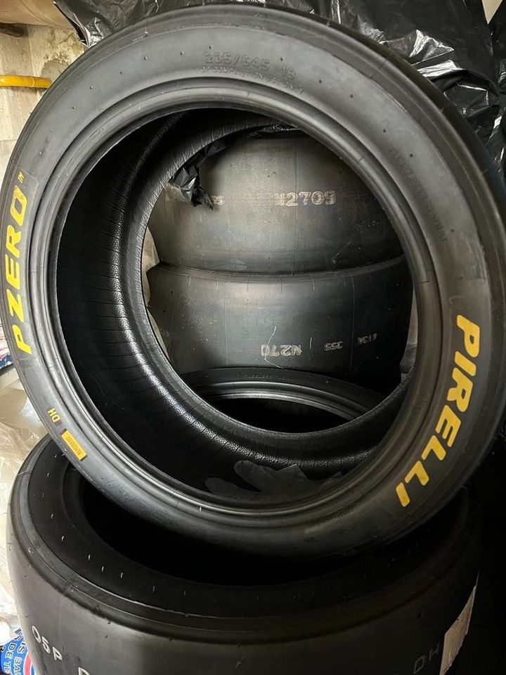Slick Pirelli R18