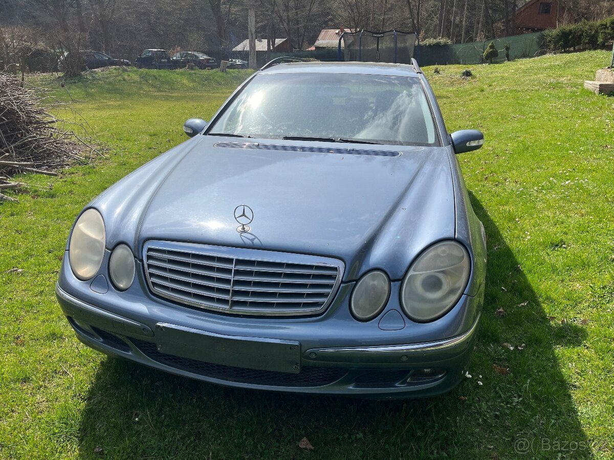 Mercedes-Benz 211K na nahradni dily