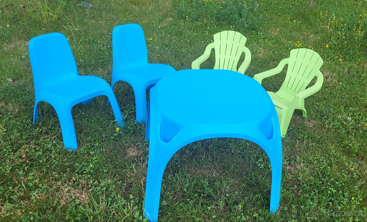 dětský plastový stoleček + dětské židličky