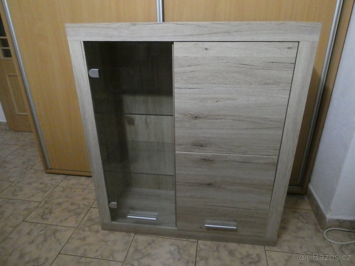 Prosklenná skříňka
