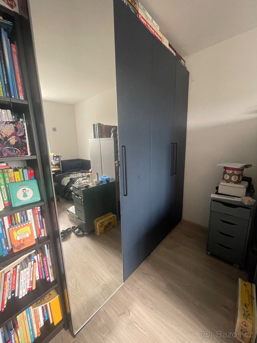 Krásná IKEA Pax 200x35x236cm s dvermi s panty