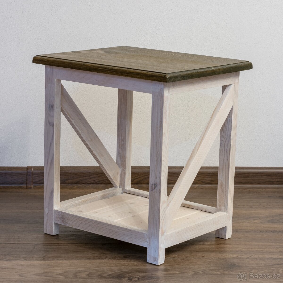 Masivní dřevěný stolek ve stylu Provence