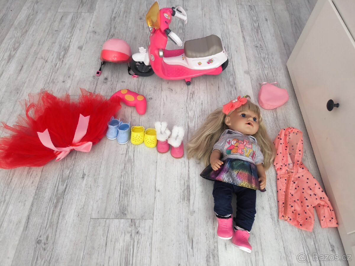 Panenka BabyBorn a skútr na dálkové ovládání