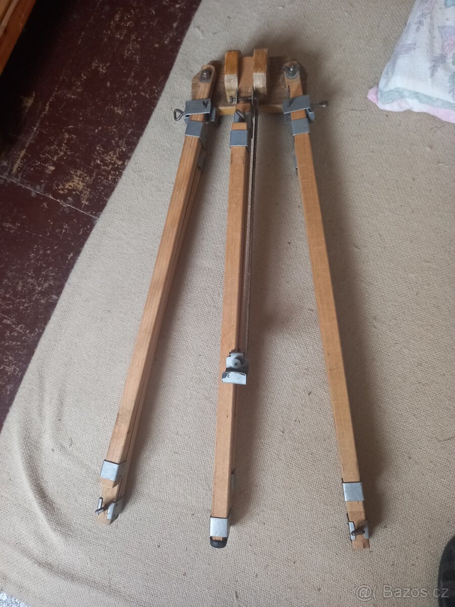 Prodám starý rozkládací malířský stojan