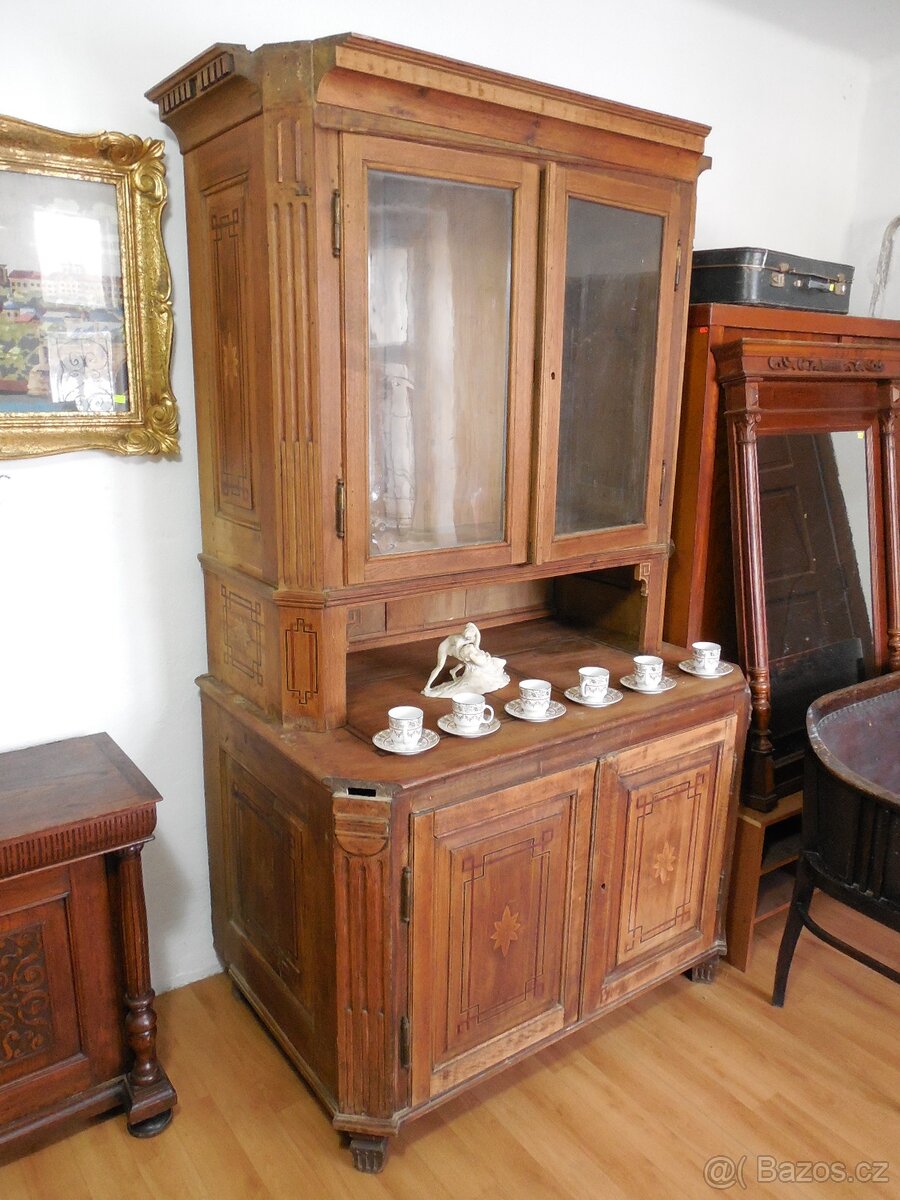 Starožitný klasicistní kredenc
