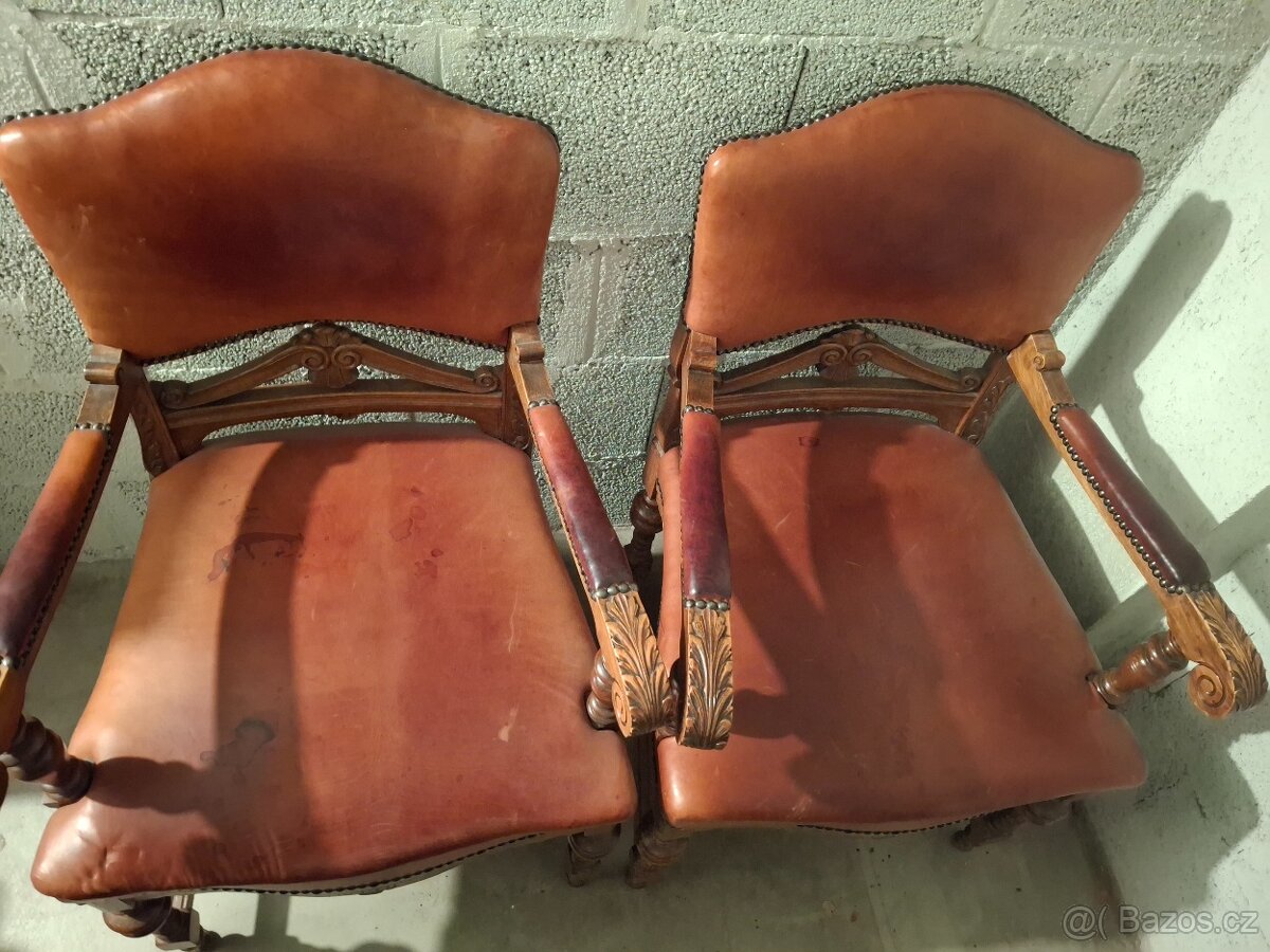 2kusy dřevěných kožených křesel