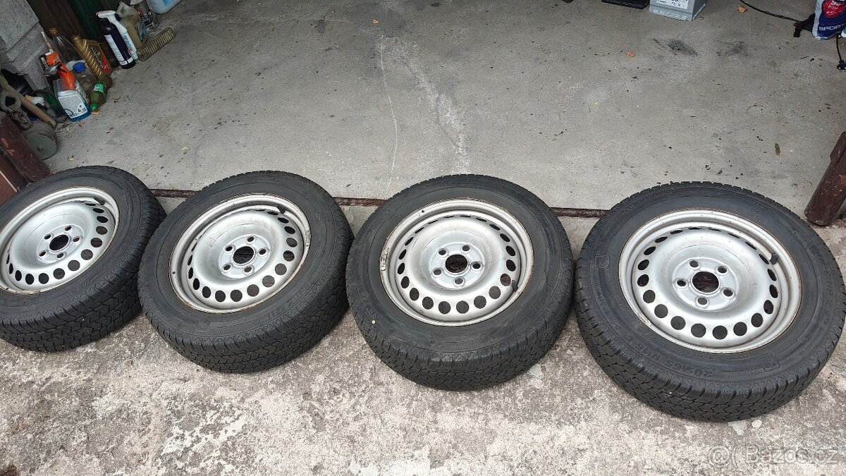 Sada plechových disků na VW T5/T6 na zimních pneu Semperit
