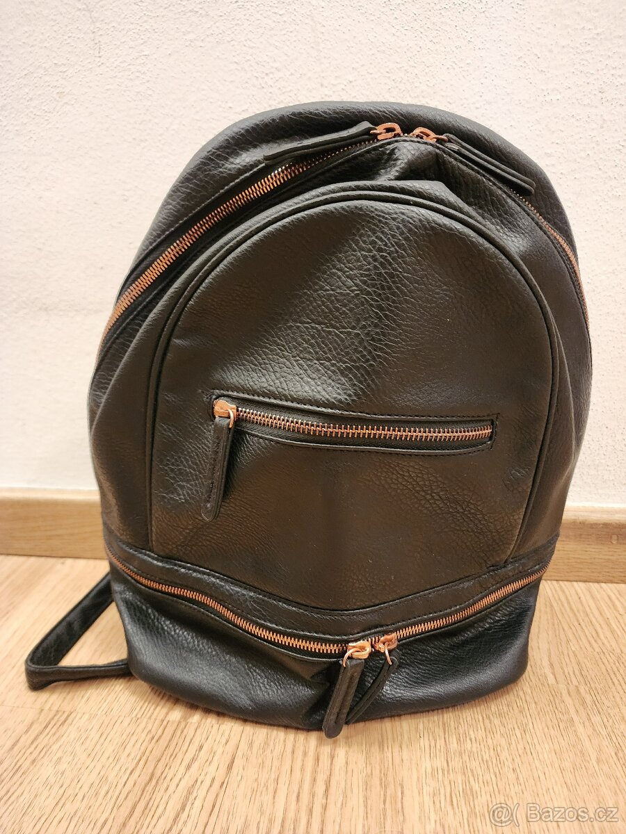 Prodám Dámský batoh se zlatými kovovými doplňky, Eko kůže