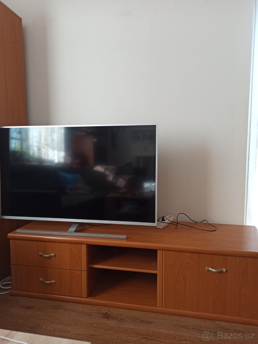 TV stolek a skříň