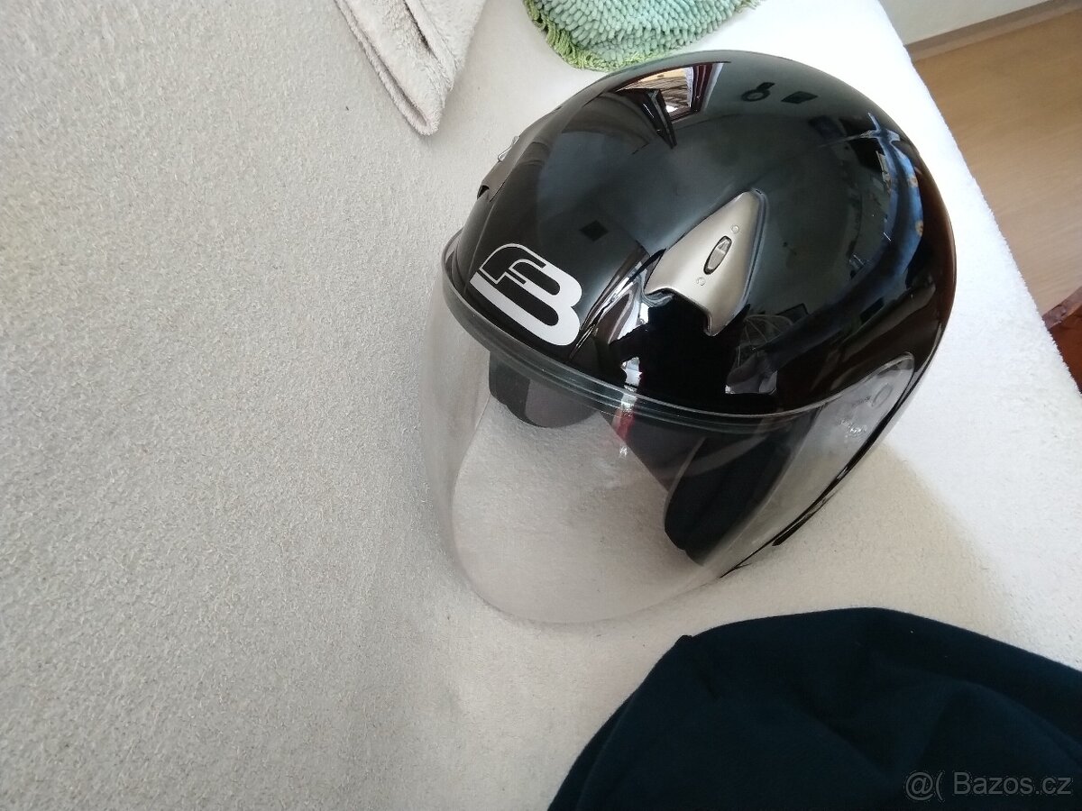 Helma otevřená na skútr nebo motorku