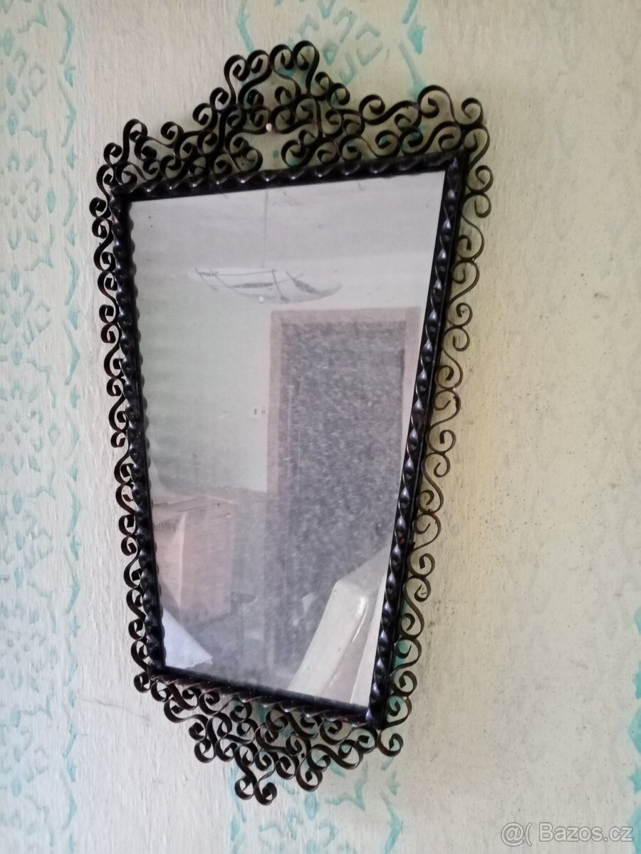 Staré kované zrcadlo