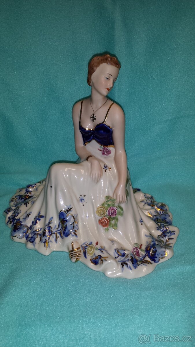 porcelánová soška bývalého Československa - sedící žena,