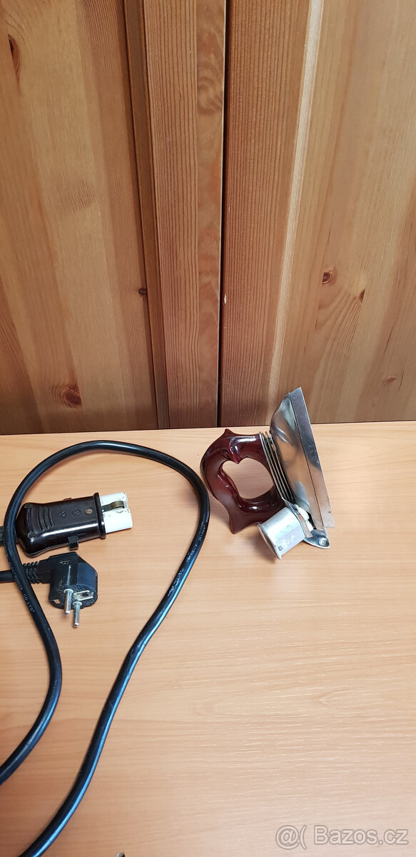 Retro žehlička VEB Elektrogerate Taucha, 150W, typ 52