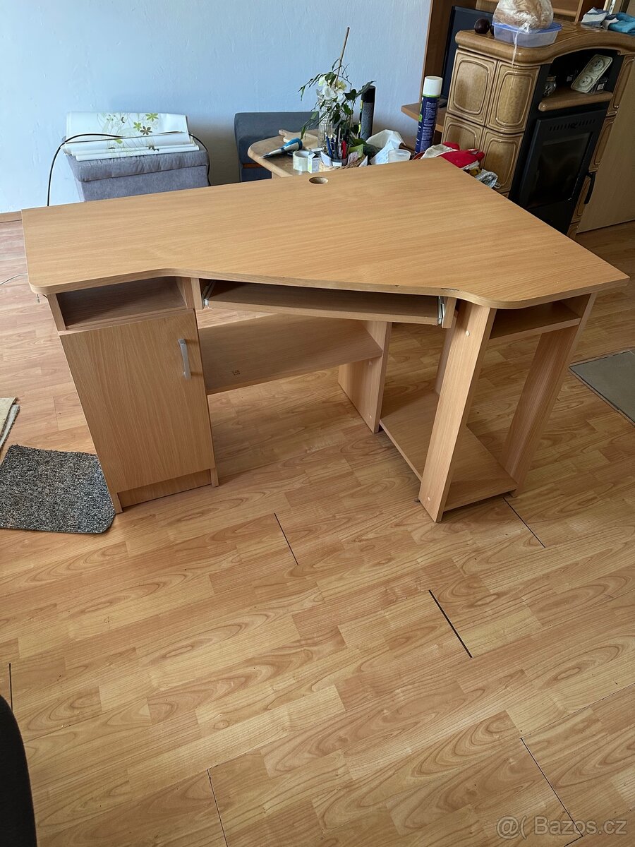 Rohový stůl pro PC