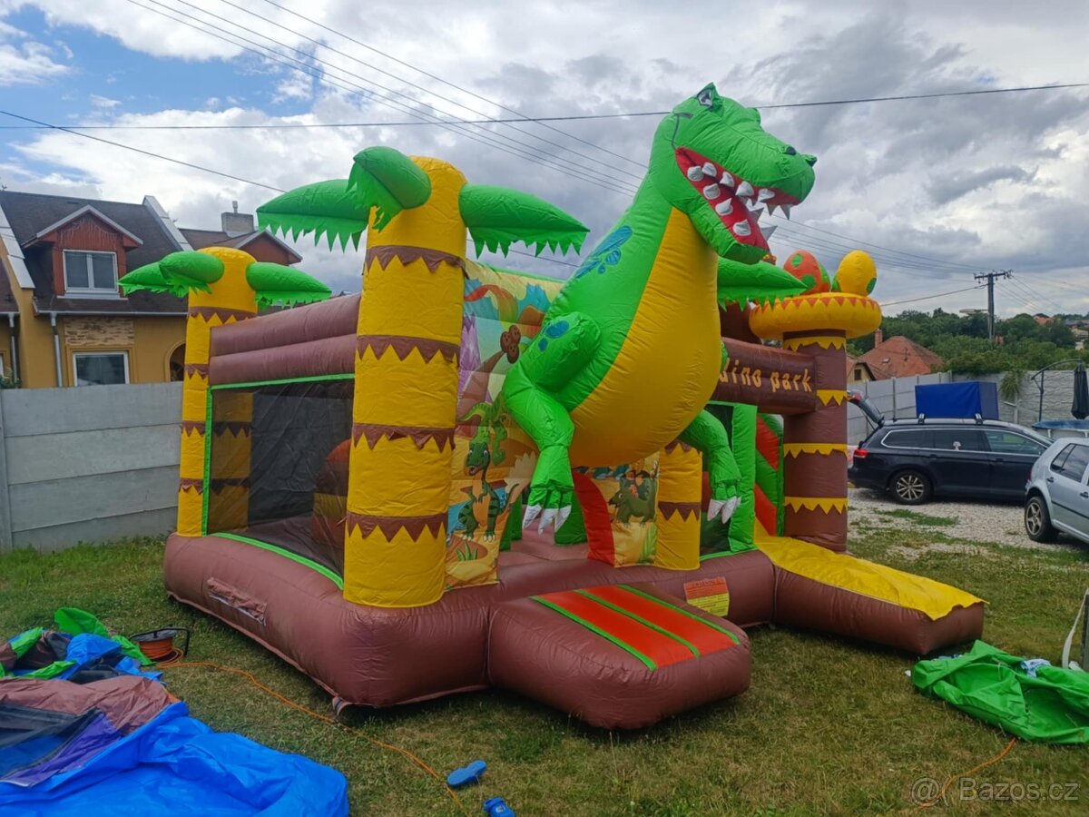 Skakaci Hrad DINO WORLD