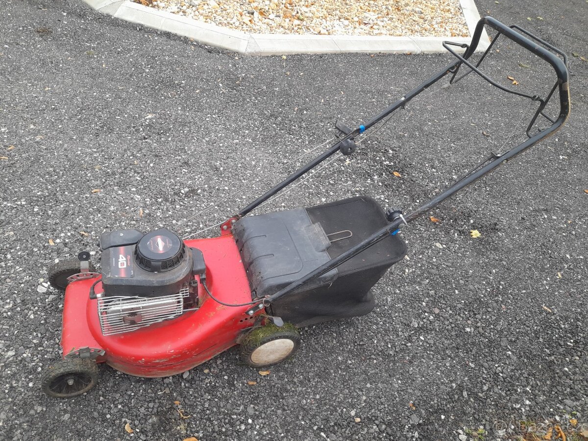 Benzínová sekačka s pojezdem Briggs a Stratton