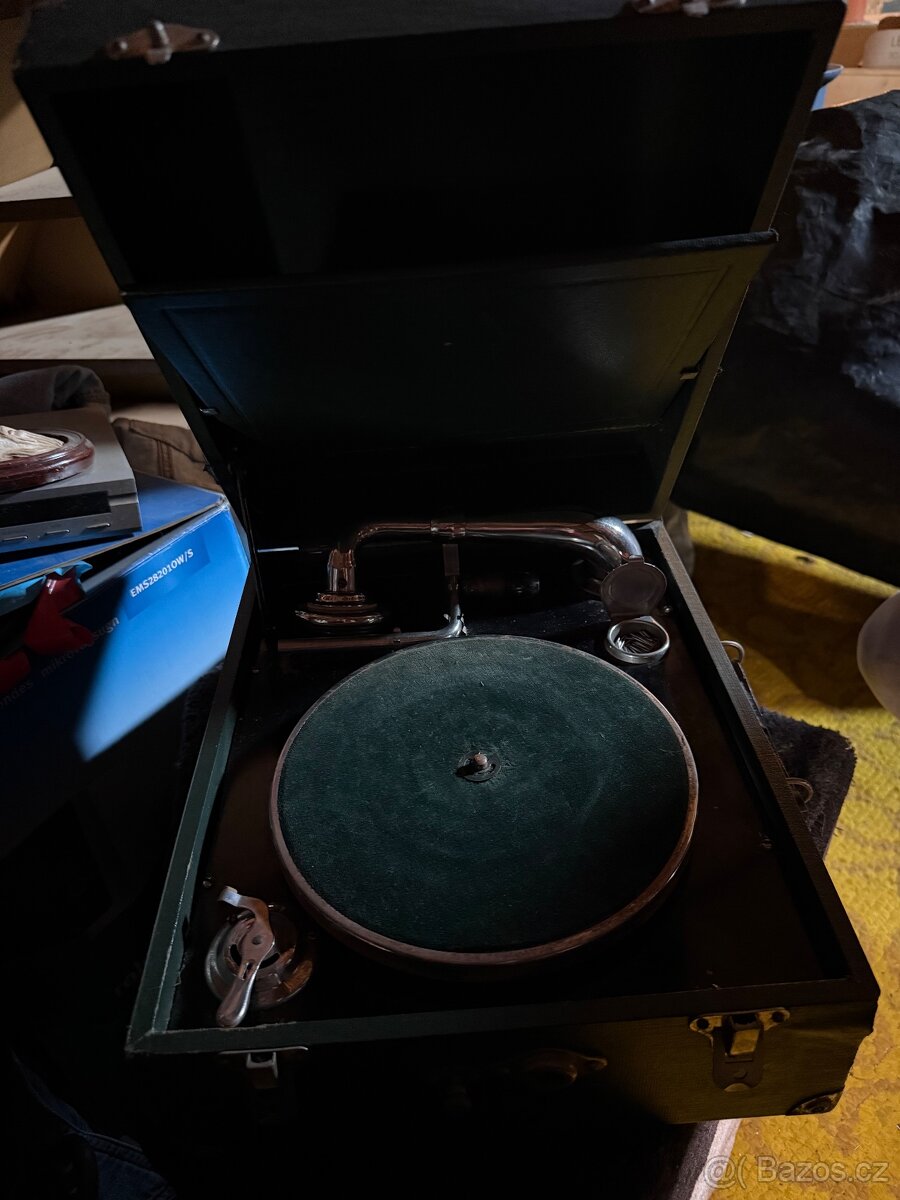 Kufříkový gramofon