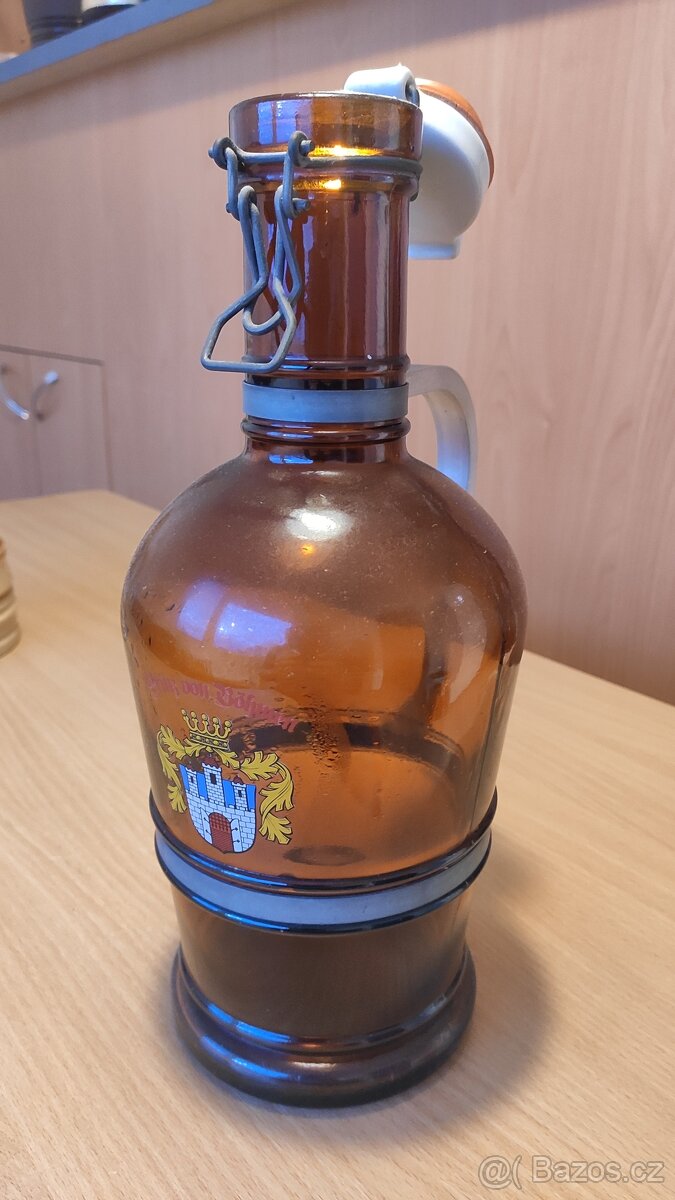 Skleněná láhev na pivo