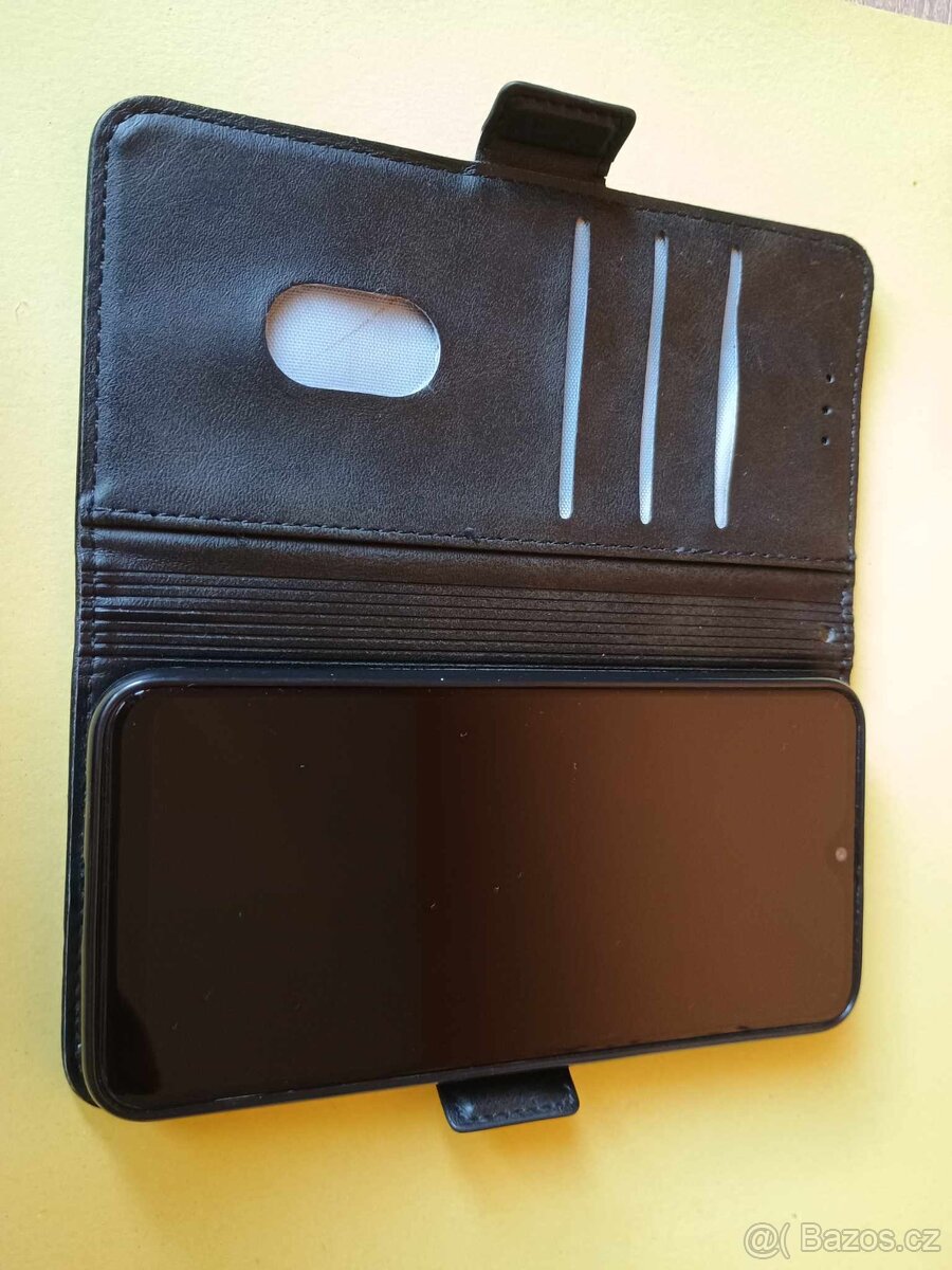 Samsung Galaxy A20E s pouzdrem