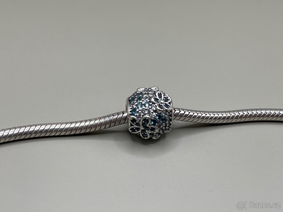 Stříbrný přívěsek č. 7 - korálek s květinami