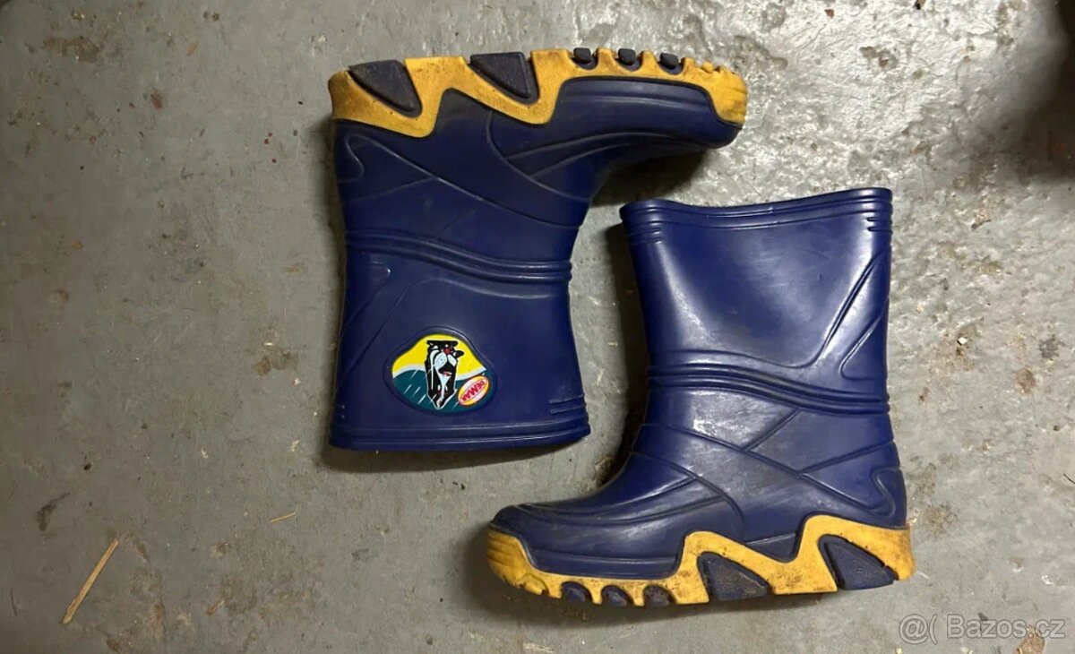 Robustní tmavě modré holínky s žlutou podrážkou (Velikost 29