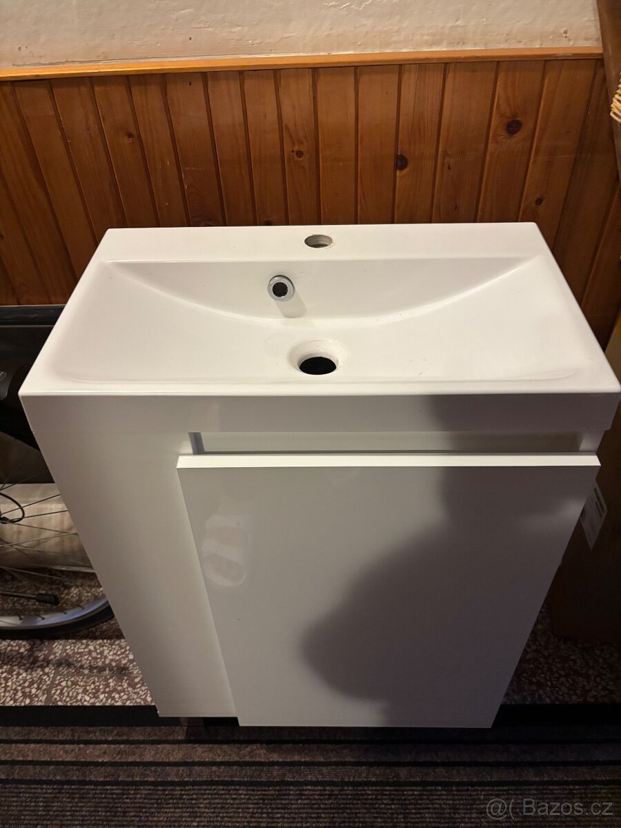 Koupelnová skřiňka s umyvadlem