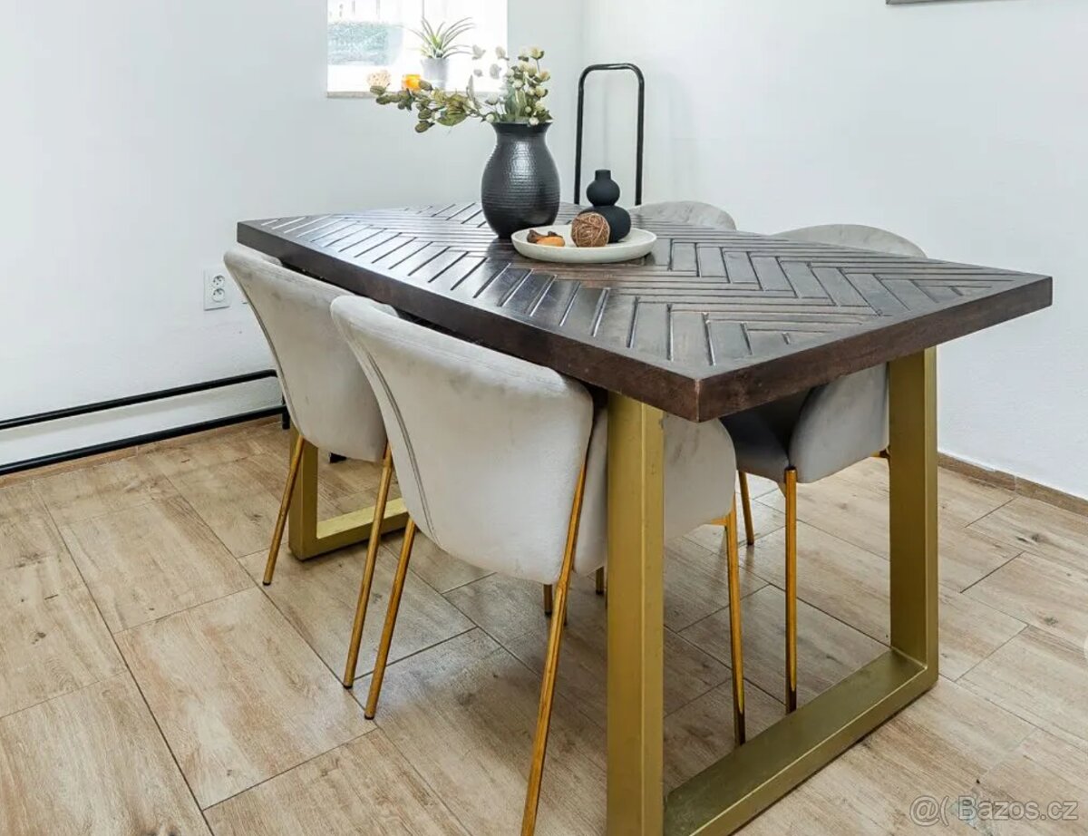 Designový jídelní stůl s pozlaceným kováním