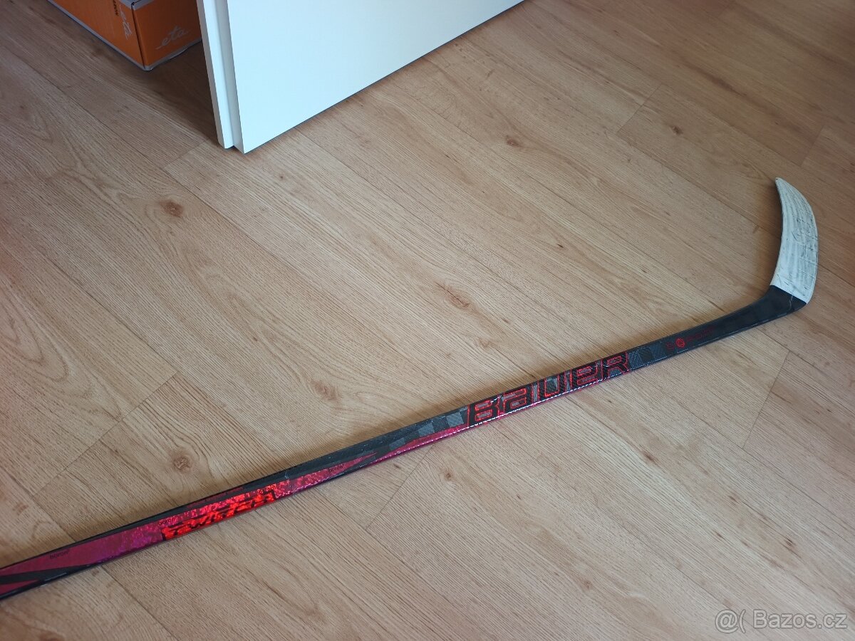 Opravená hokejka Bauer protor(design Twitch)pravá, 77flex
