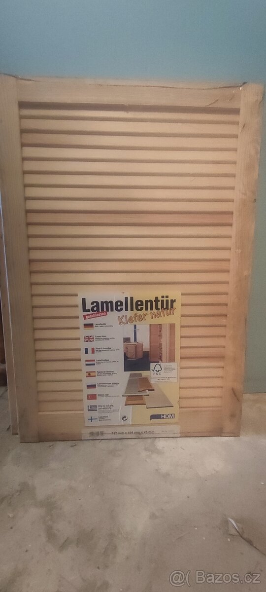 Lamelové dveře otevřené, borovice