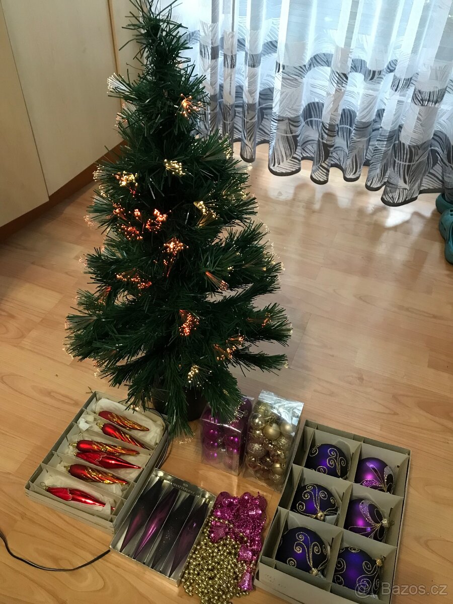 Vánoční stromek a ozdoby
