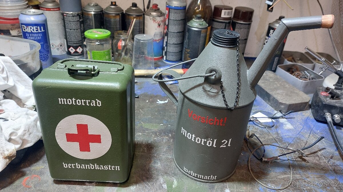 moto lekarnička Wehrmacht a konvice