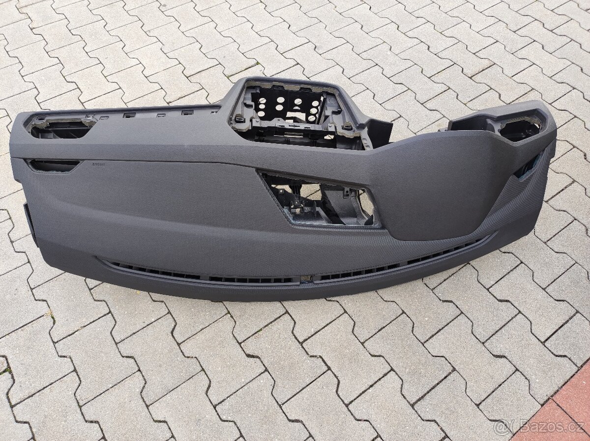 VW Tiguan - palubní deska s airbagy a pásy