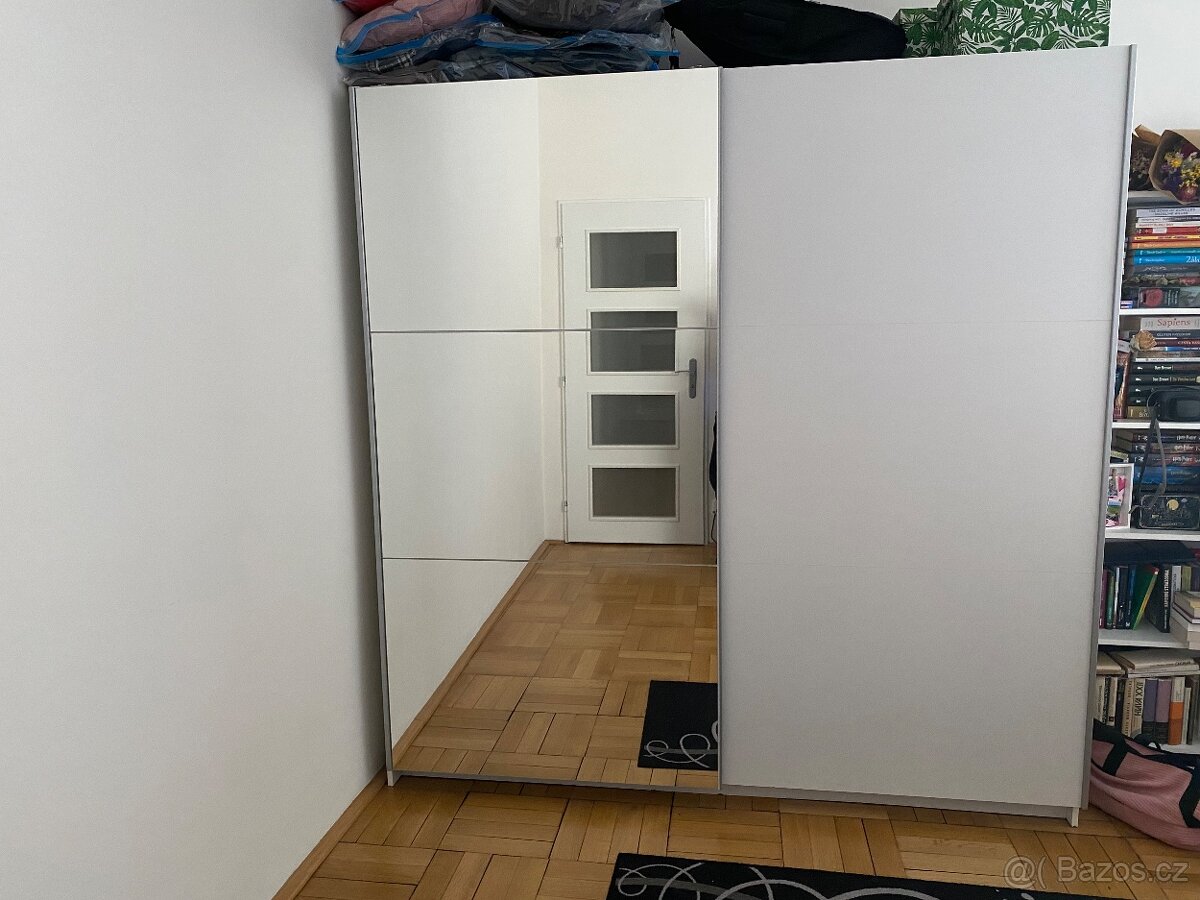 Velká šatní skříň