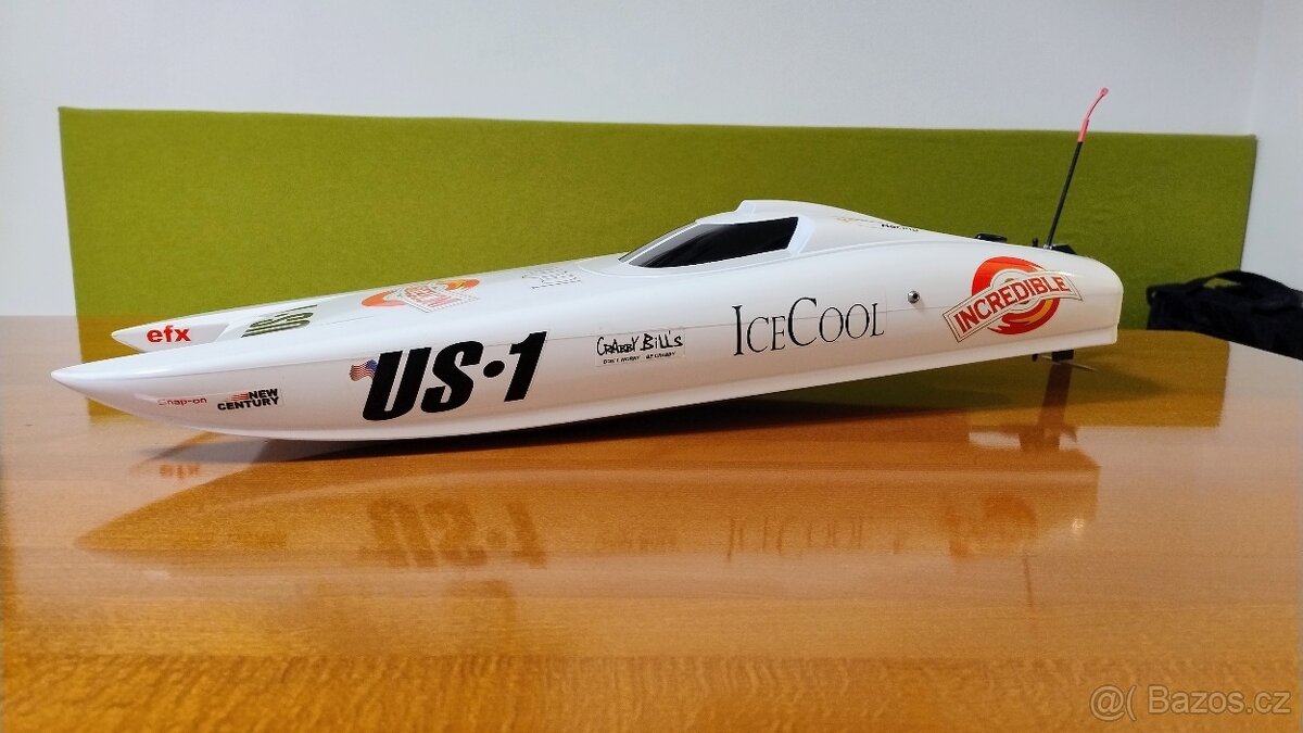 RC loď catamaran