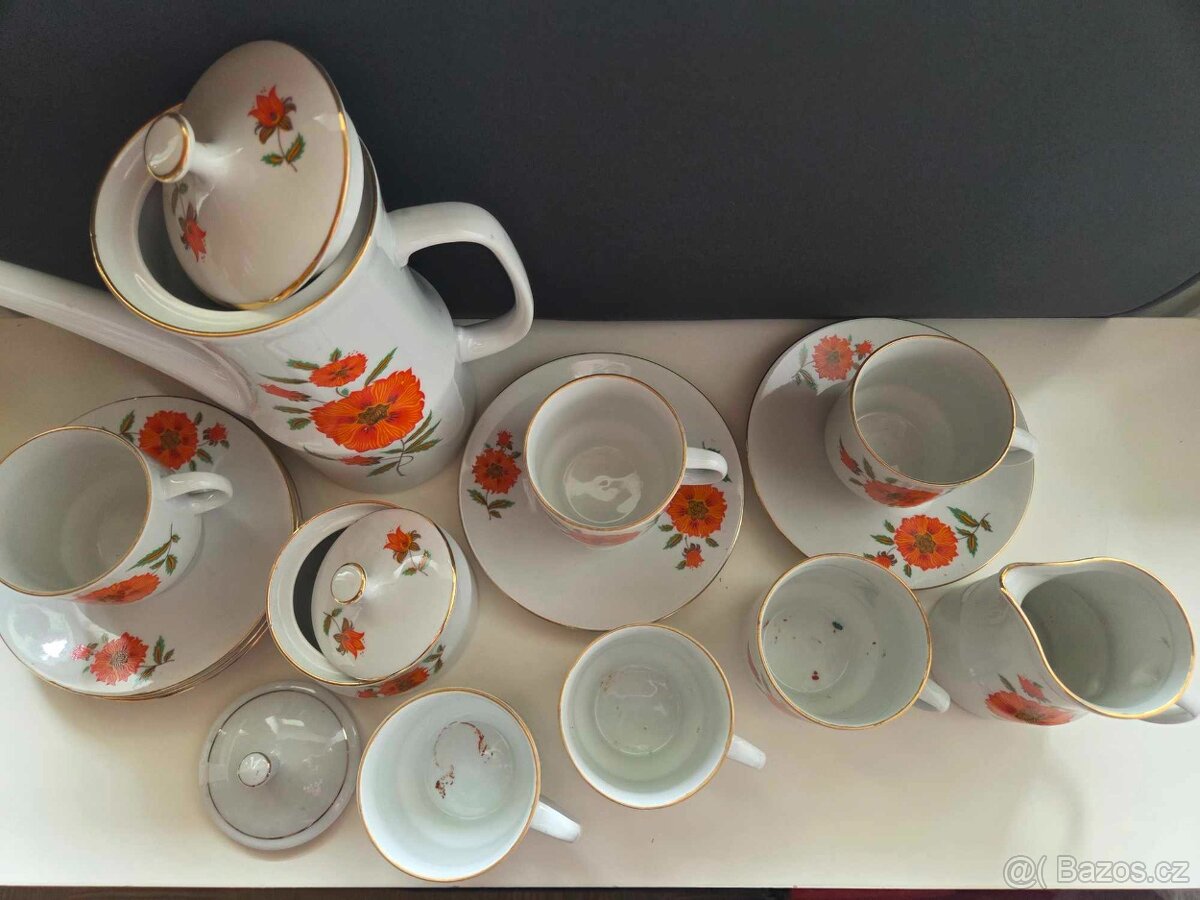 krásná sada nádobí porcelánová konvička s hrníčky, podšálky