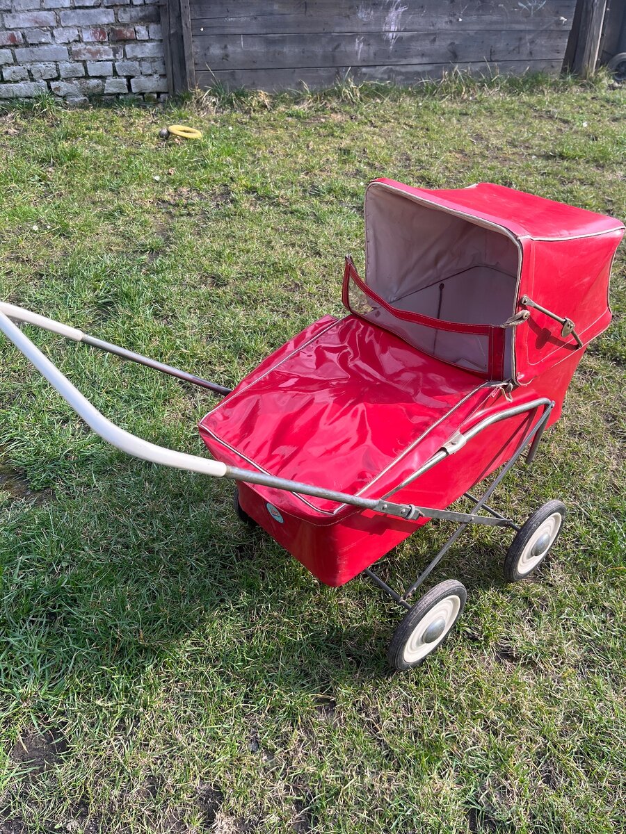Kočárek na panenky