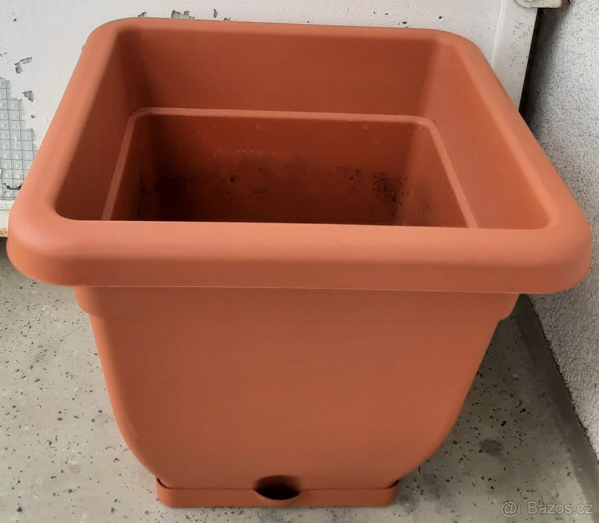 Plastové květináče s objemem 25 l