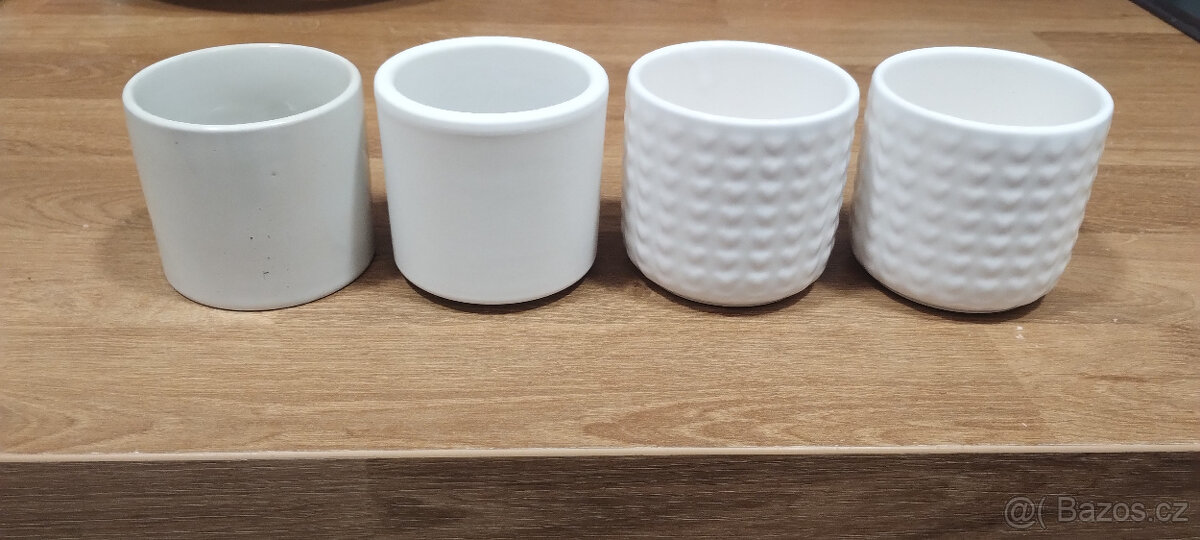 4 malé bílé květináčky